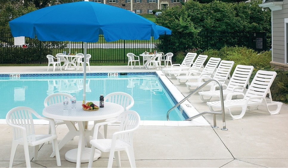 The Top Grosfillex Chairs for Restaurants, Hotels, and Poolside Lounges
